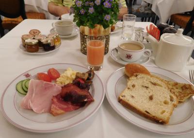 朝食。パンも料理も美味しかったです。