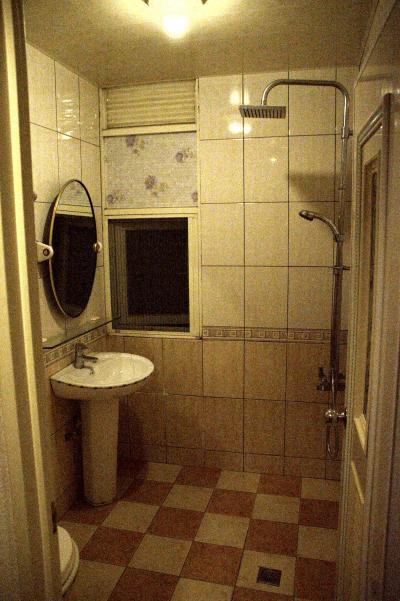 シャワーのみバスタブはありません。トイレと境もありません。