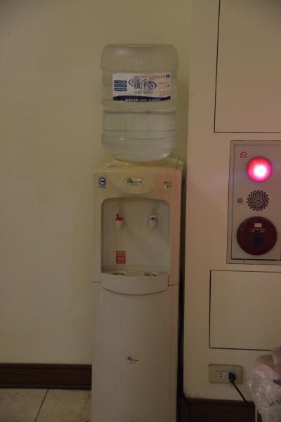 廊下にウォーターサーバーがありました。