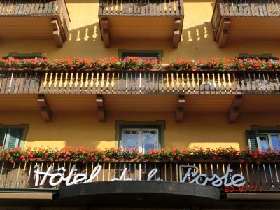 窓辺の花が綺麗な、アルプスらしい景色です