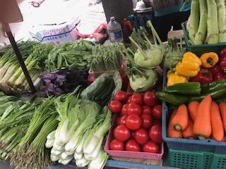 ローカルの雰囲気を味わう朝市