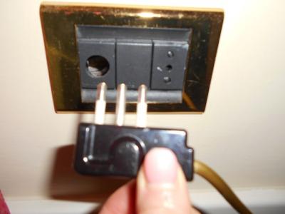 コンセントは３つ穴ですが、２つ穴の差し込みでも使えます。