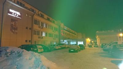 雪の中に浮かぶホテル