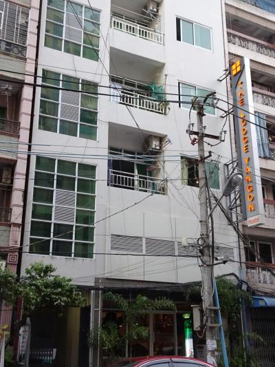 右側がフロント、客室へは左側から入ります