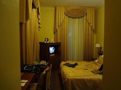 カーテンの奥はテーブル・イス付きのバルコニー