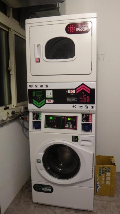 コイン式の洗濯機＆乾燥機は２階にありました。
