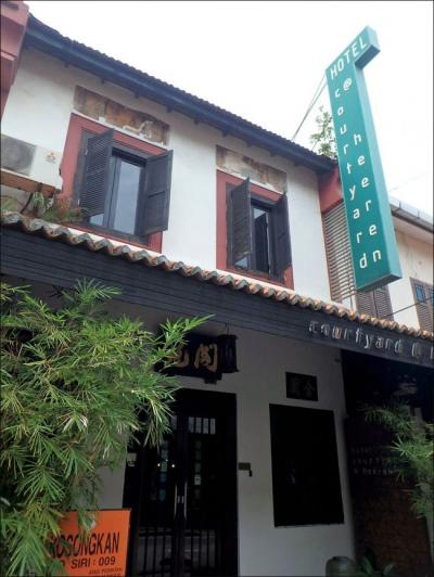 ヒーレンストリートのほぼ中央。緑色の大きな看板が目印。