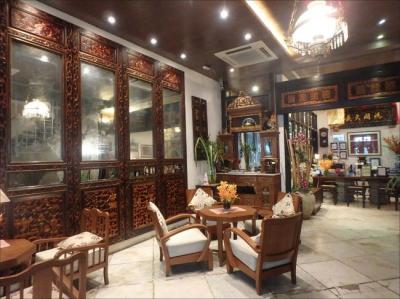 ロビーのプラナカン・アンティーク家具が美しく素晴らしい