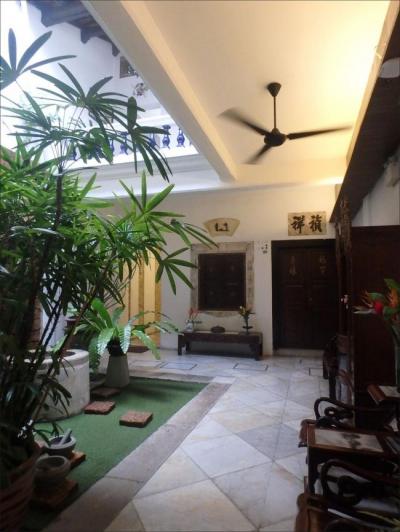 間口が狭く奥へと長い住宅。通路には吹き抜けの採光窓が。