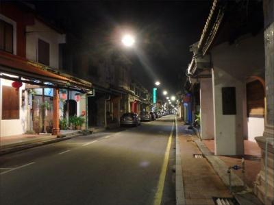 夜のヒーレンストリートは人通りがまばらでこわかった。。