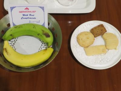 バナナとお菓子が部屋にありました