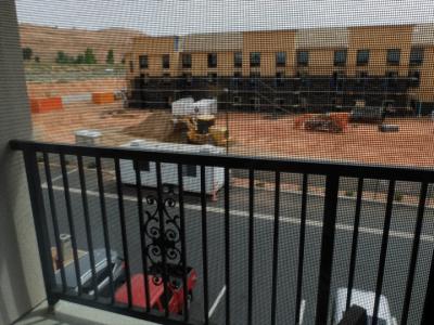 …駐車場と工事中の別ホテルだけの眺望。