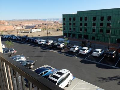 朝には、別の工事中のホテルとレイク・パウエルがチラッの眺望が