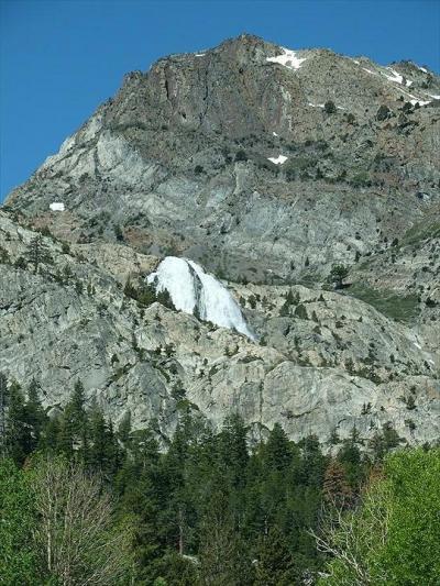 …シエラ・ネバダ山脈東側から流れ落ちる滝の姿も見えました。