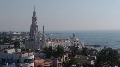 屋上からは教会と海が見える