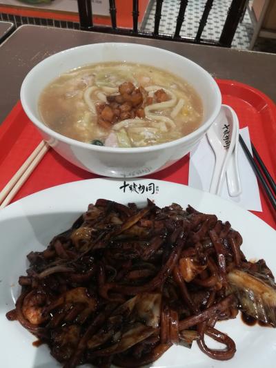 お昼を食べにいきました。