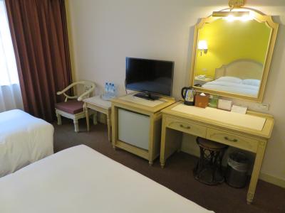 部屋のテレビと机