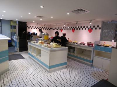 ホテルの朝食レストラン（バイキング）