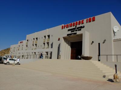 朝になってから見たホテル外観。新しいホテルです。