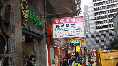 ホテルの前の通りにはコンビニも両替もある