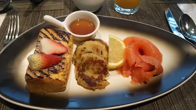 フレンチトーストとポテトとサーモンをチョイス