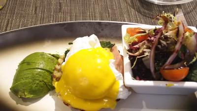 アボカドとベネディクトとグリーンサラダ