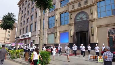 ホテル前でレストランの朝礼です