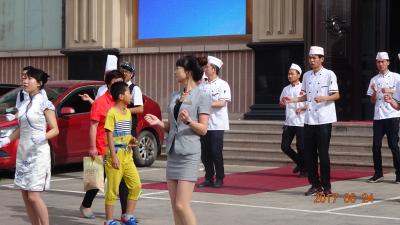 ホテル前でも従業員による広場ダンスです