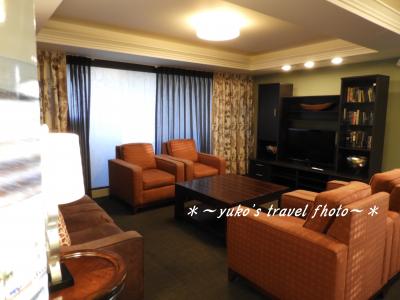 運河沿いのヨーロッパ調のコンドミニアム