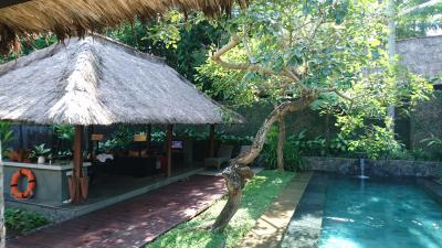 ビラのプールとリビングルーム