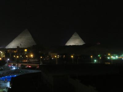 部屋からピラミッドが見えます。