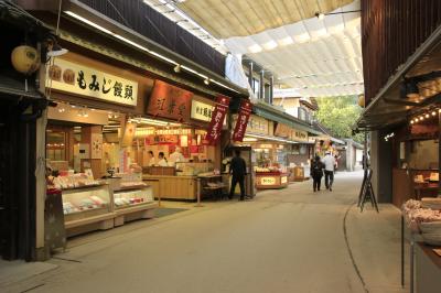 人気の飲食店が立ち並んでいますが・・・人が多すぎ！