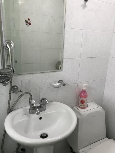 シャワーとトイレは同じでかなり狭いです。