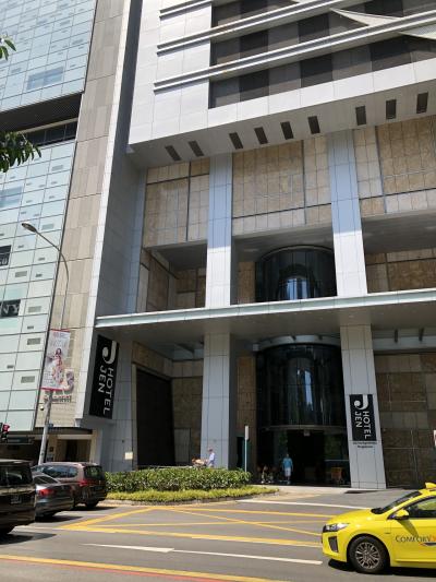 路線バスの停留所からみたホテル