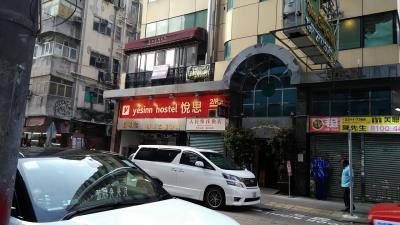 赤い看板のところ