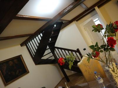 階段を登りベッドルームへ