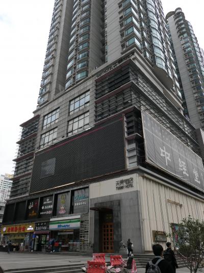 受付フロントはビルの南西角で、隣にはファミリーマートあり