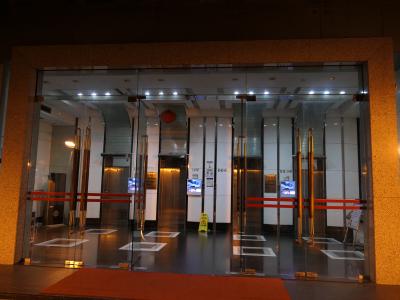 部屋へ行く時に入る、ビル北側のエントランス