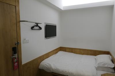 テレビはあるが、寝室に窓はない