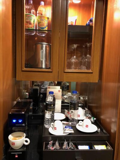 お茶セット：コーヒー、水など無くなれば、電話すると持ってきて