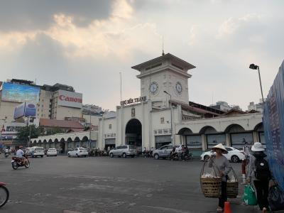 沢山のお店で賑わっている市場