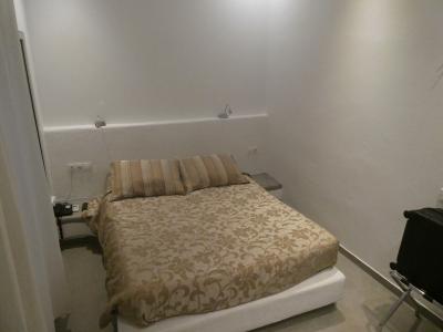 石造りの客室です。石のベットの上にマットレスが置いてある