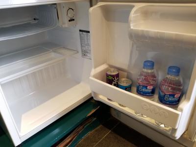 冷蔵庫には無料のお水とジュース