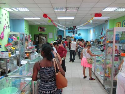 ハバナ旧市街観光のメインストリート。地元民が行く店もある