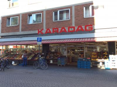 近所にスーパーが2軒あり自炊しやすい環境でした