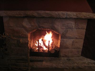 暖炉に火を熾して