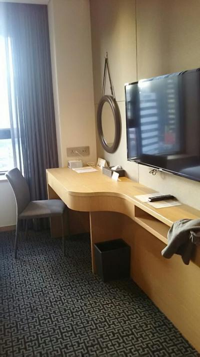 ベッドの前にあるデスク＋椅子は１つ