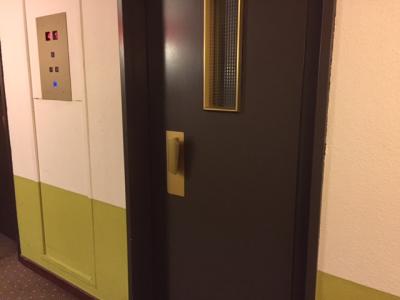 エレベーターが到着したらこの扉を手動で開けます。