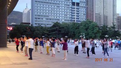 すぐそばのビル前の広場では、大人気の広場ダンスをやっています