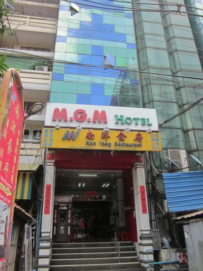 正面玄関は意外に安っぽいかも？…